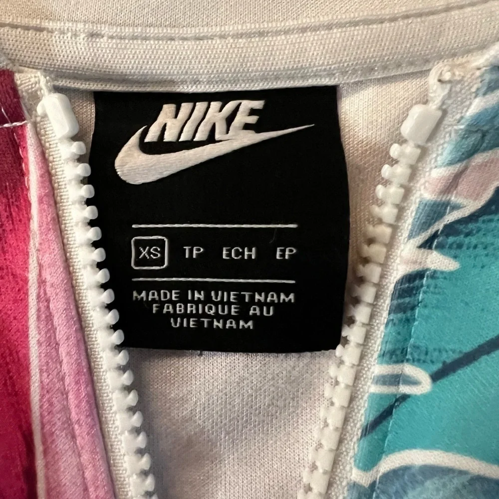 NIKE WOMEN’S COLORFUL TROPICAL ZIPPERED ATHLETIC JACKET SIZE XS